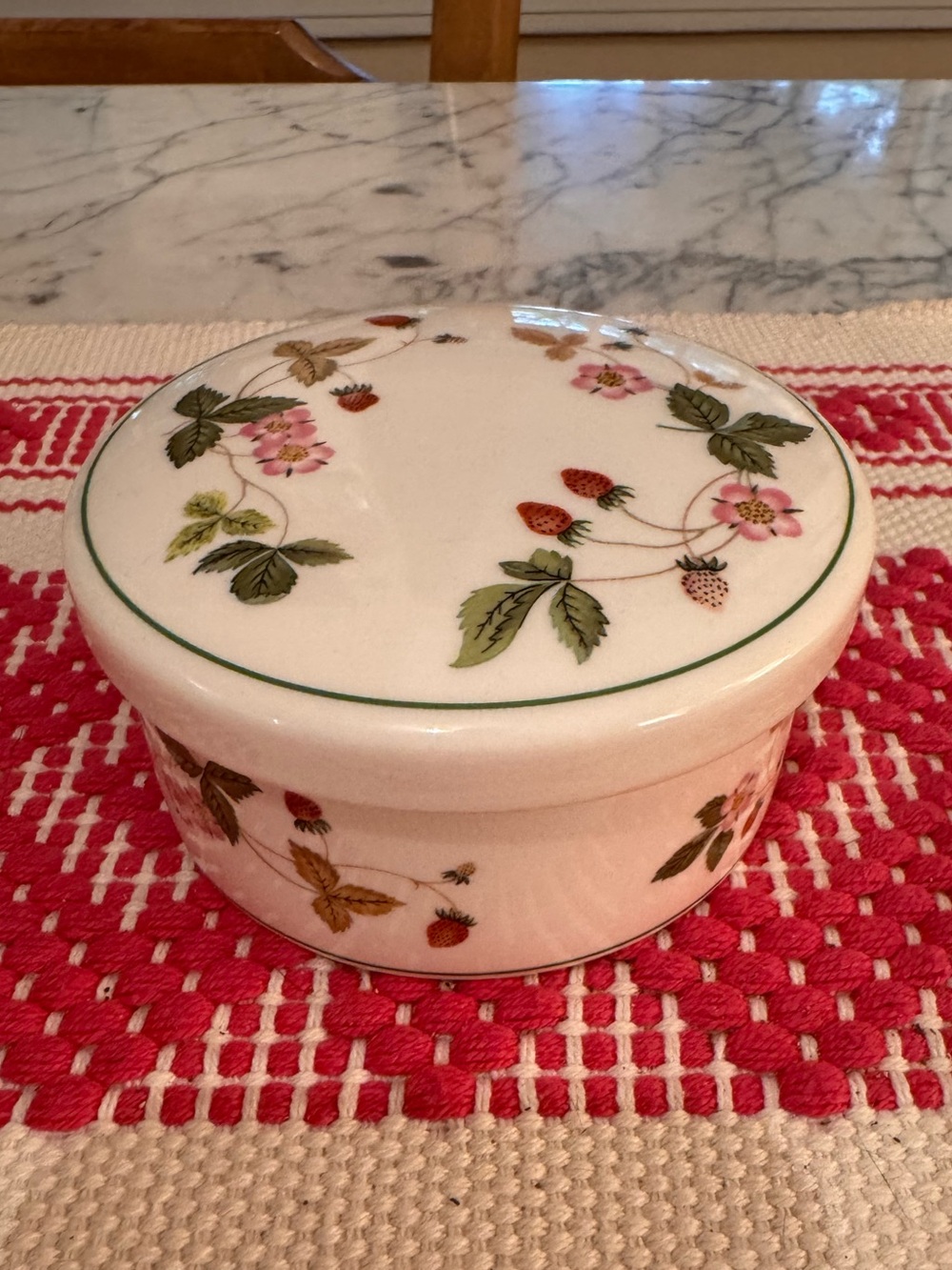 Wedgwood wild strawberry covered box, like new